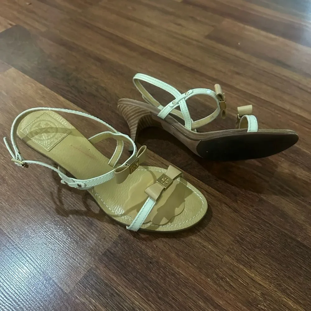 TORY BURCH Elegant Cream Sandals with Bow Accent